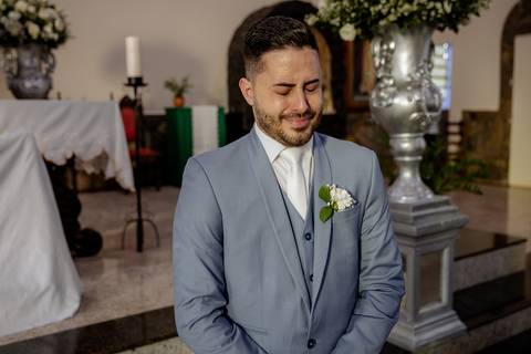 Noivo emocionado com a entrada da sua noiva em casamento na igreja '