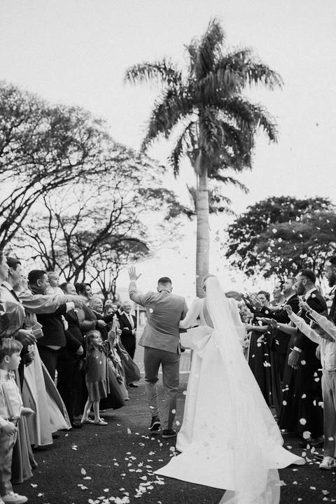 Saída dos noivos com pétalas de rosa'