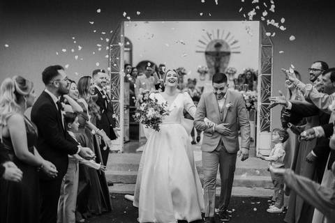 Saída dos noivos com pétalas de rosa'