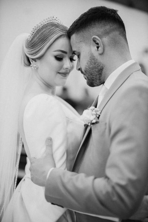 Inspiração de ensaio para noivos na igreja '