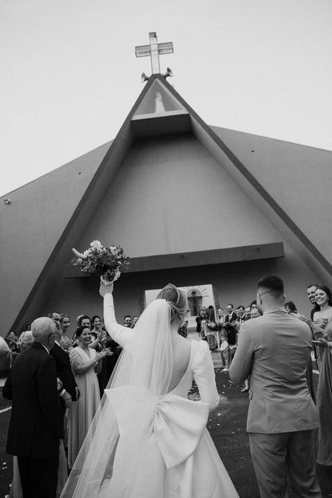 Saída dos noivos com pétalas de rosa'