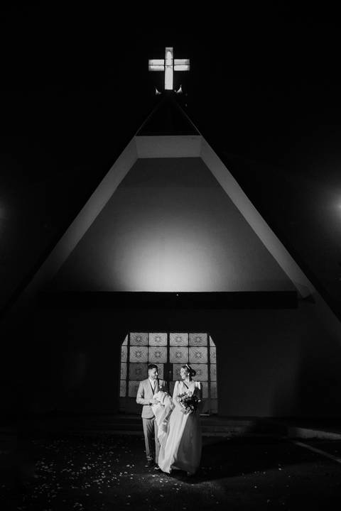 Inspiração de ensaio para noivos na igreja '