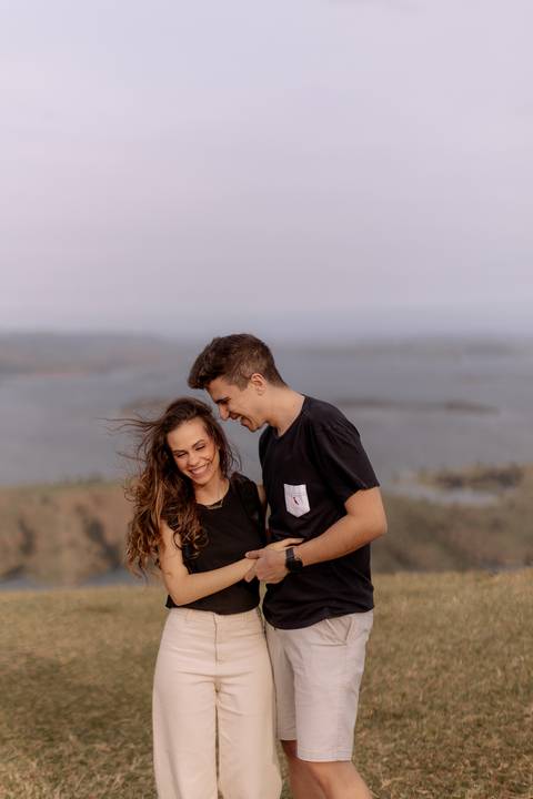 casal em momento espontâneo em ensaio pré casamento'