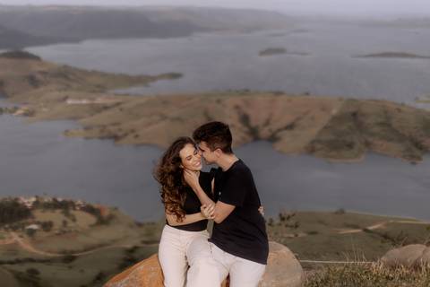 casal em momento espontâneo em ensaio pré casamento'