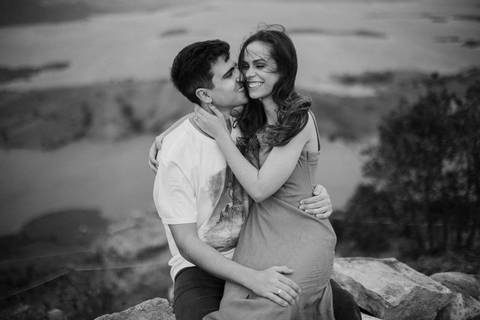 casal em momento espontâneo em ensaio pré casamento'