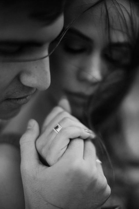 Inspiração de fotos diferentes p&b para ensaio de casal'