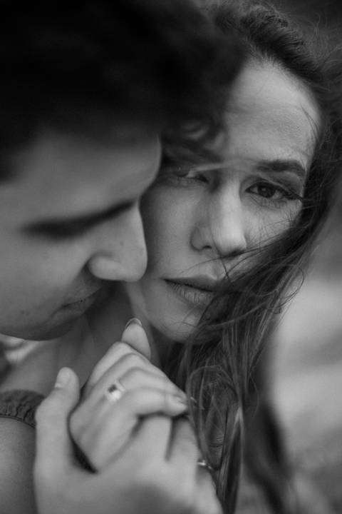 Inspiração de fotos diferentes p&b para ensaio de casal'