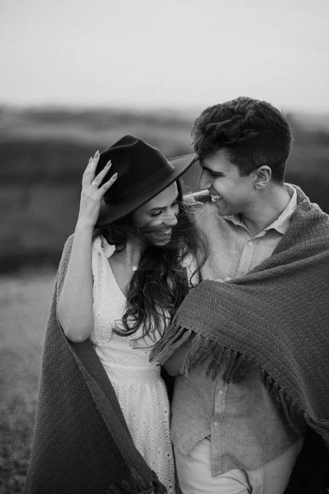 casal em momento espontâneo em ensaio pré casamento'