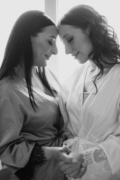 Inspiração de retrato de noiva com a sua mãe em making of'