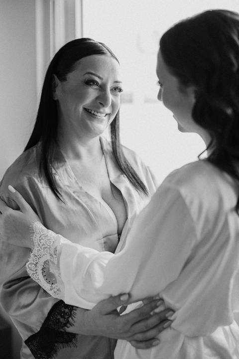 Inspiração de retrato de noiva com a sua mãe em making of'