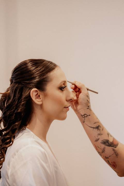 Noiva se arrumando para seu casamento na igreja '