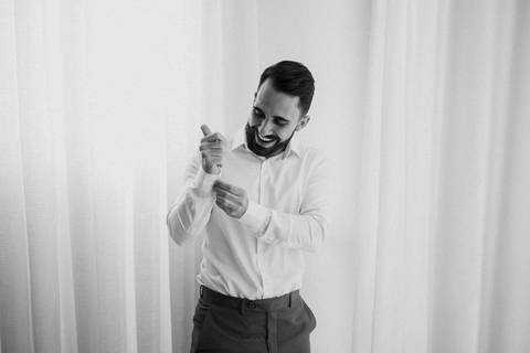 Inspiração de retrato de noivo em making of'