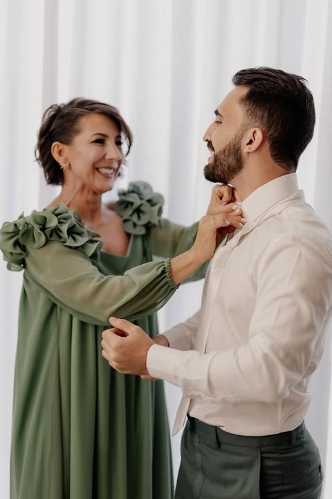 Inspiração de retrato de noivo com a sua mãe em making of'