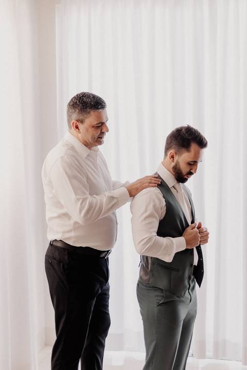 Inspiração de retrato de noivo com o seu pai em making of'