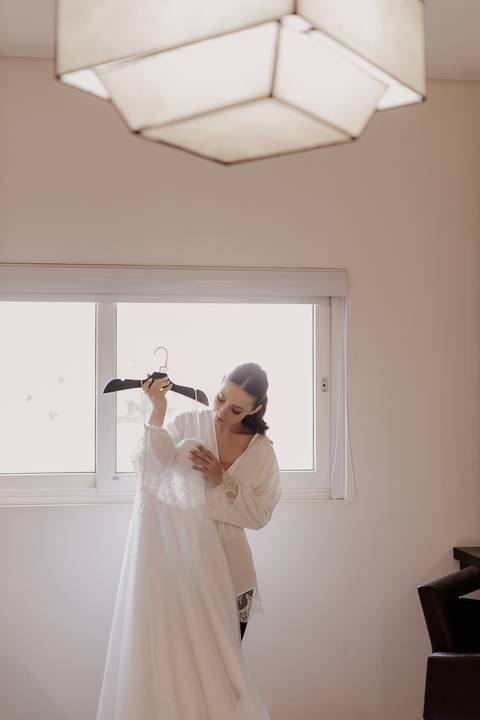 Noiva com vestido tomara que caia bordado'