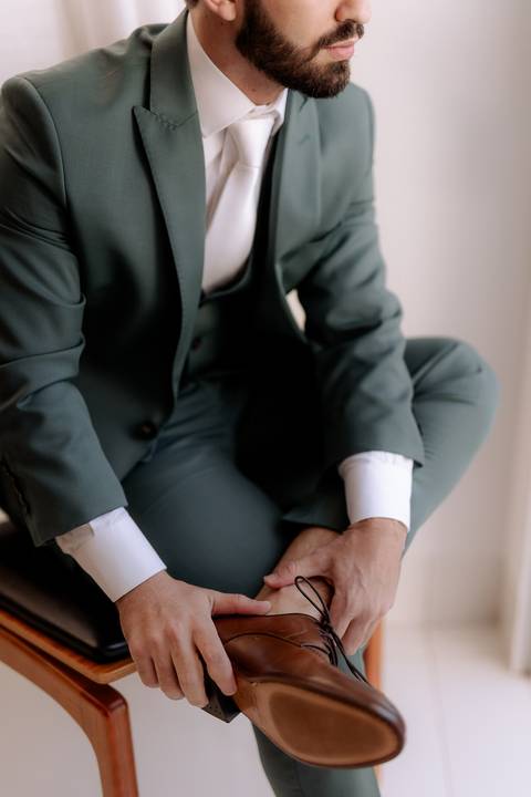 inspiração de noivo com terno cinza'