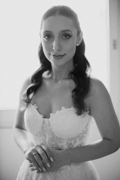 Noiva com vestido tomara que caia bordado'