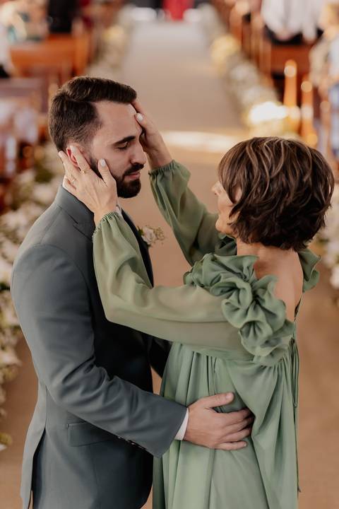 entrada do noivo na igreja '