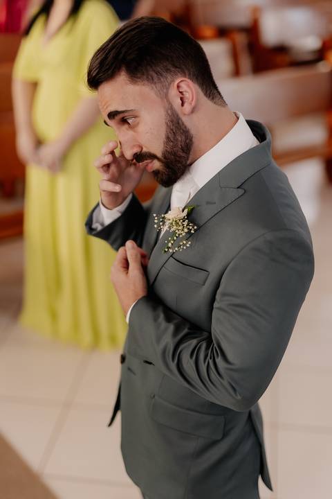 Noivo emocionado com a entrada da sua noiva em casamento na igreja '