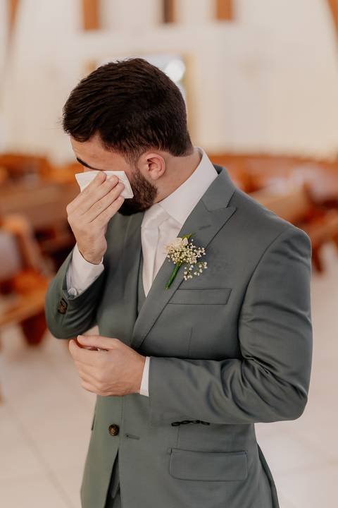 Noivo emocionado com a entrada da sua noiva em casamento na igreja '