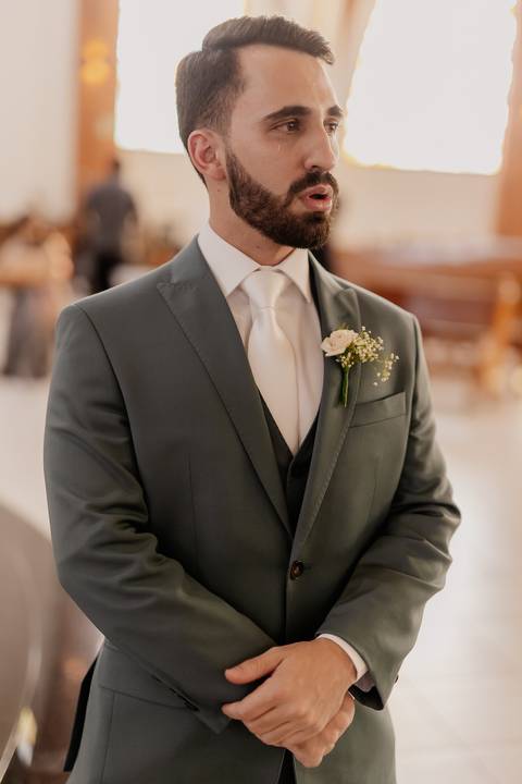 Noivo emocionado com a entrada da sua noiva em casamento na igreja '