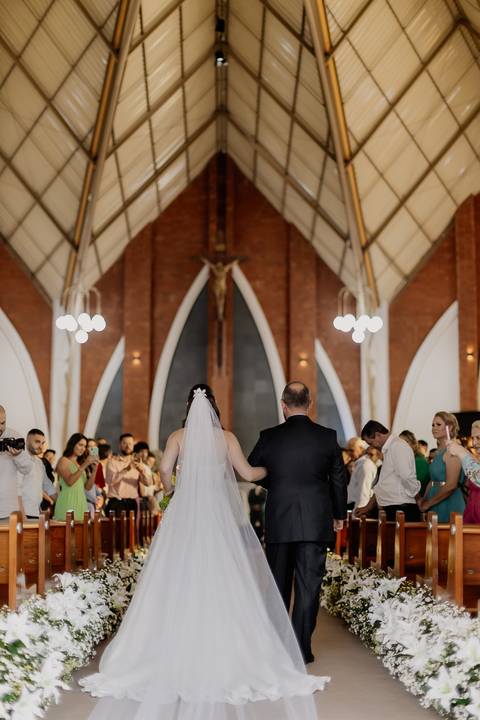 Entrada da noiva em casamento na igreja '