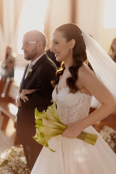 Entrada da noiva em casamento na igreja '