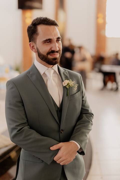 Noivo emocionado com a entrada da sua noiva em casamento na igreja '