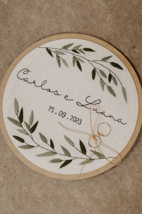 bastidor bordado como porta alianças'