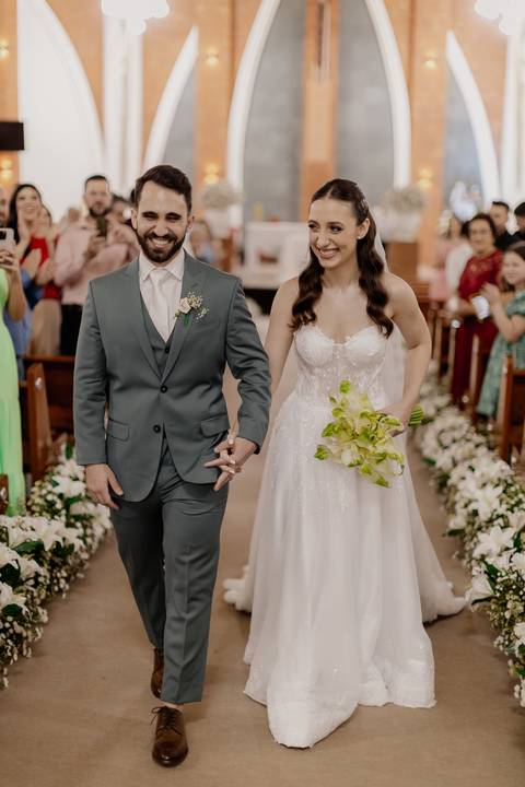 saída dos noivos da igreja'