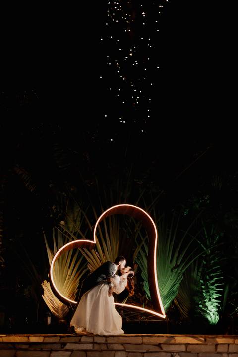 entrada dos noivos na festa com fogos de artificio '