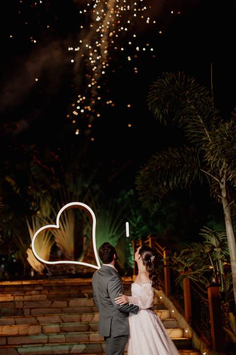 entrada dos noivos na festa com fogos de artificio '