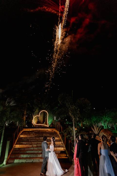 entrada dos noivos na festa com fogos de artificio '