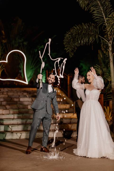 entrada dos noivos na festa com fogos de artificio '