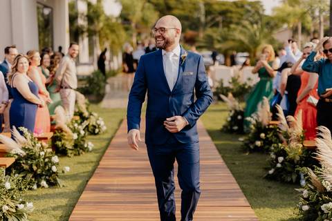 Entrada do noivo em casamento de dia ao ar livre'