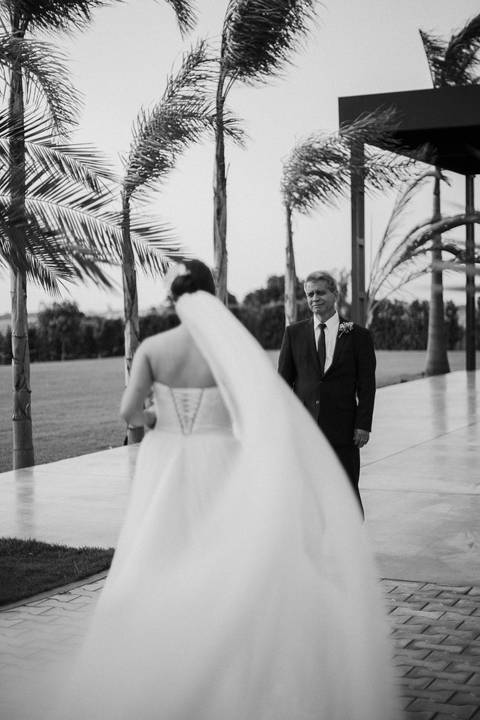 noiva emocionada antes da sua entrada '