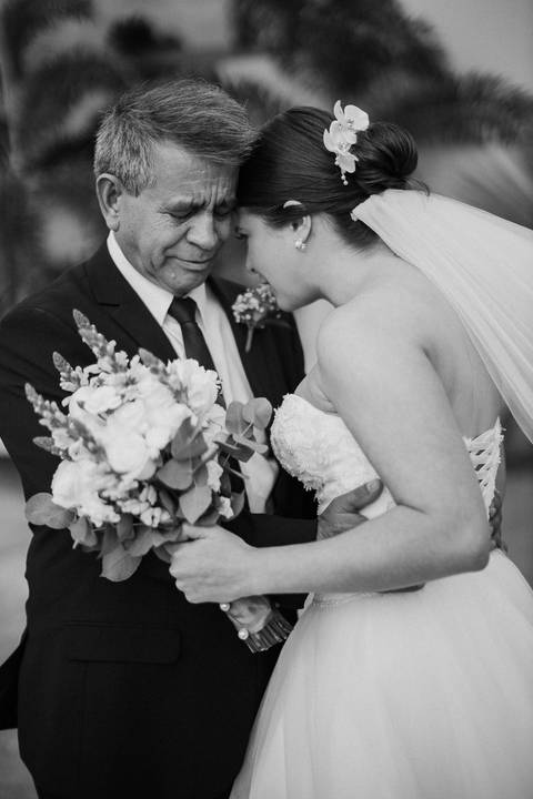 noiva emocionada antes da sua entrada '