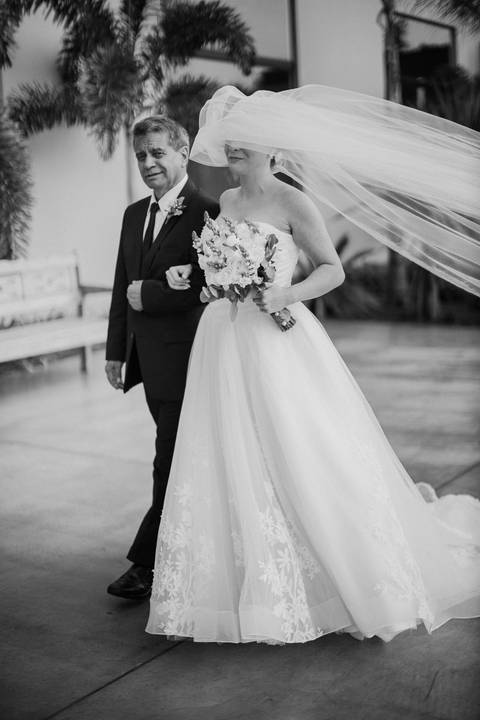 noiva emocionada antes da sua entrada '