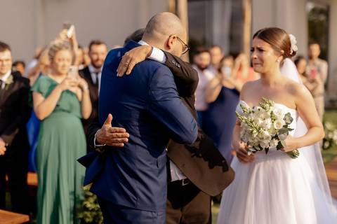 Entrada da noiva em casamento de dia ao ar livre'