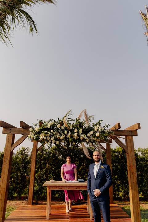 Entrada da noiva em casamento de dia ao ar livre em maringá'