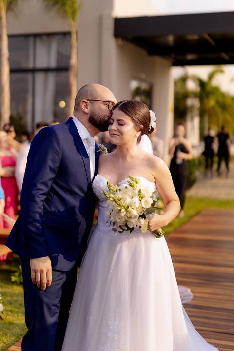 Entrada da noiva em casamento de dia ao ar livre em maringá'