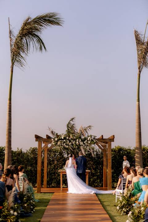 Entrada da noiva em casamento de dia ao ar livre em maringá'