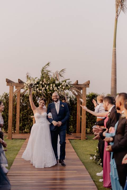 Saida dos noivos com chiva de arroz'