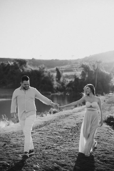 casal caminhando no campo '