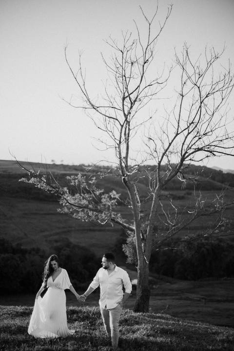 casal caminhando no campo '
