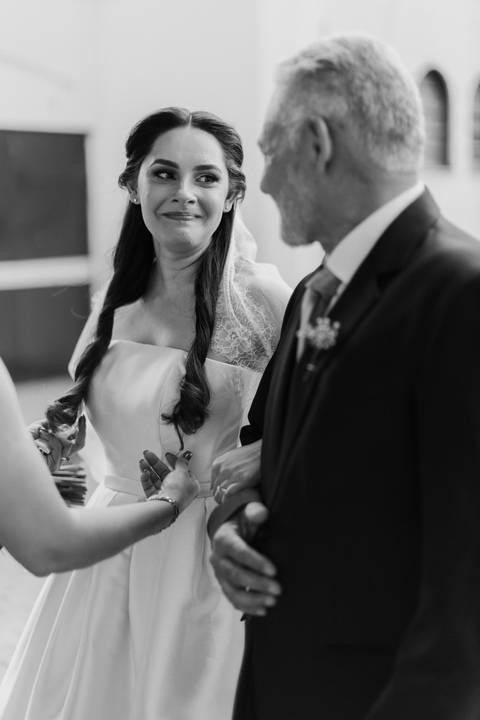 Entrada da noiva em casamento na igreja '