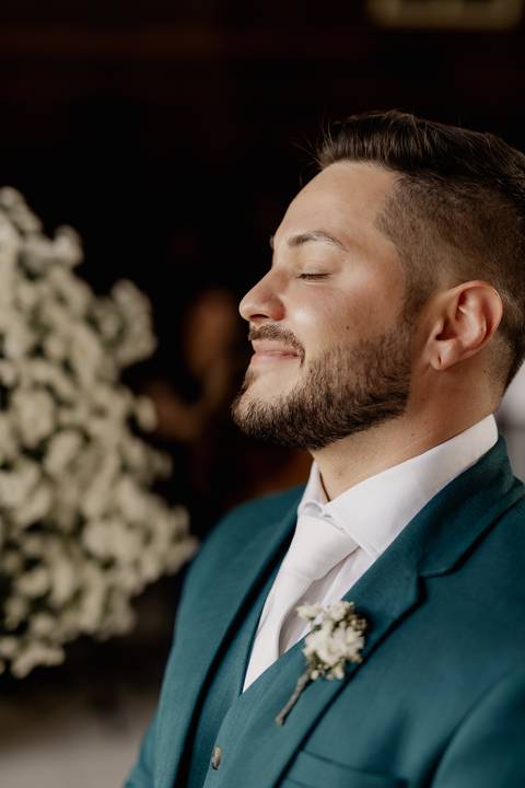 Noivo emocionado com a entrada da sua noiva em casamento na igreja '