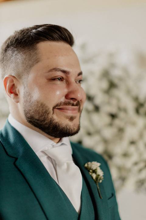 Noivo emocionado com a entrada da sua noiva em casamento na igreja '