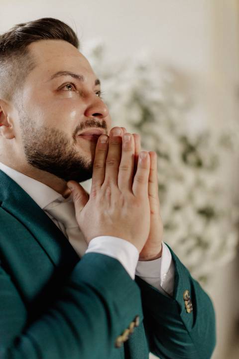 Noivo emocionado com a entrada da sua noiva em casamento na igreja '
