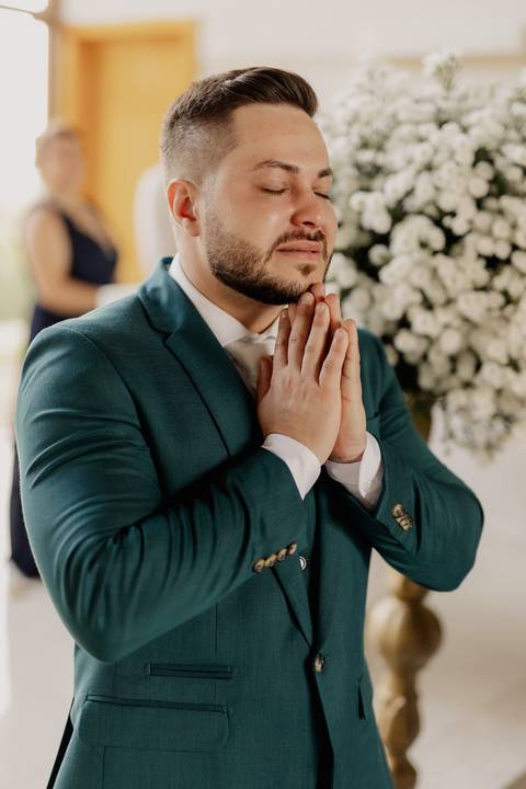 Noivo emocionado com a entrada da sua noiva em casamento na igreja '
